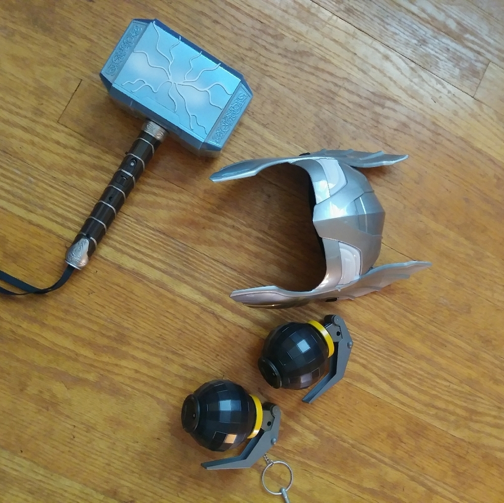 Thor helmut and hammer. Fortnite grenade